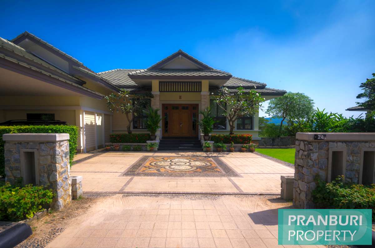 Luxury golf course 4 bedroom pool villa for sale at Black Mountain Hua